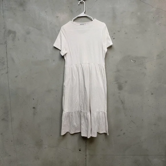 Old Navy White Short-Sleeve Tiered Maxi Dress With Pockets - Picture 2 of 6